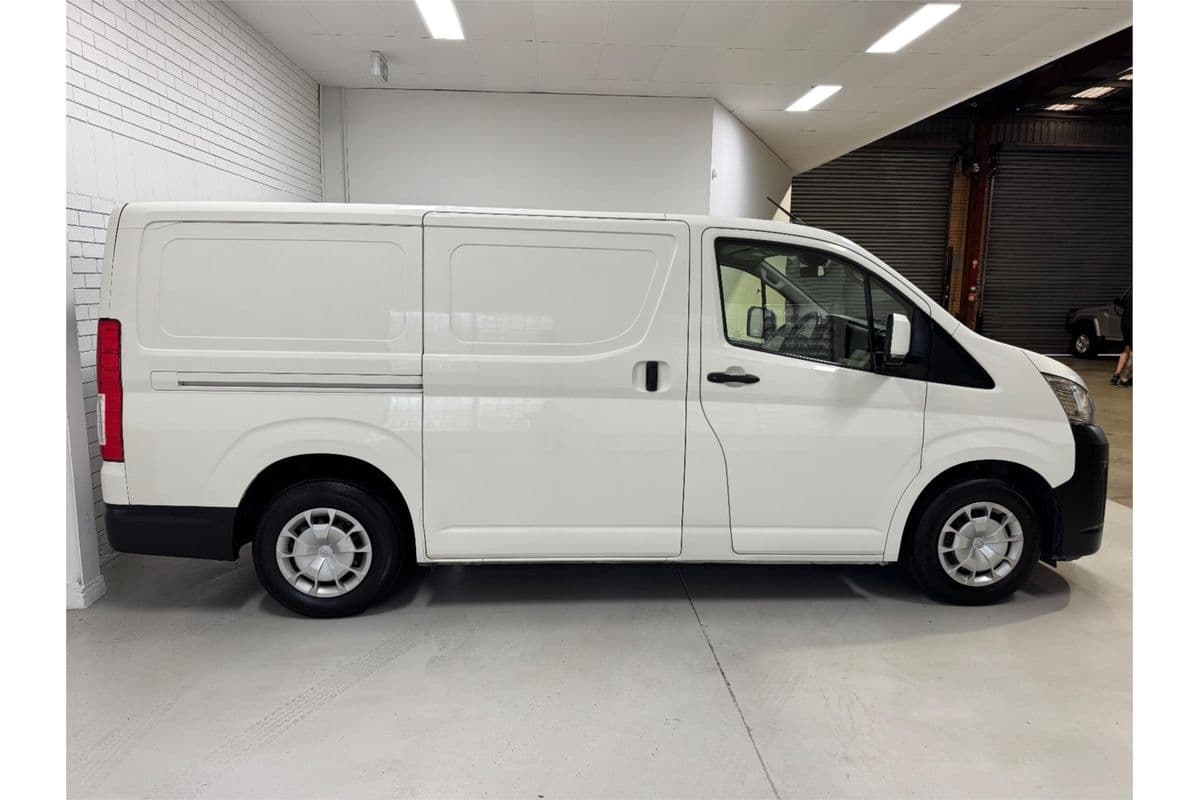 2023 Toyota Hiace GDH300R LWB — photo 4