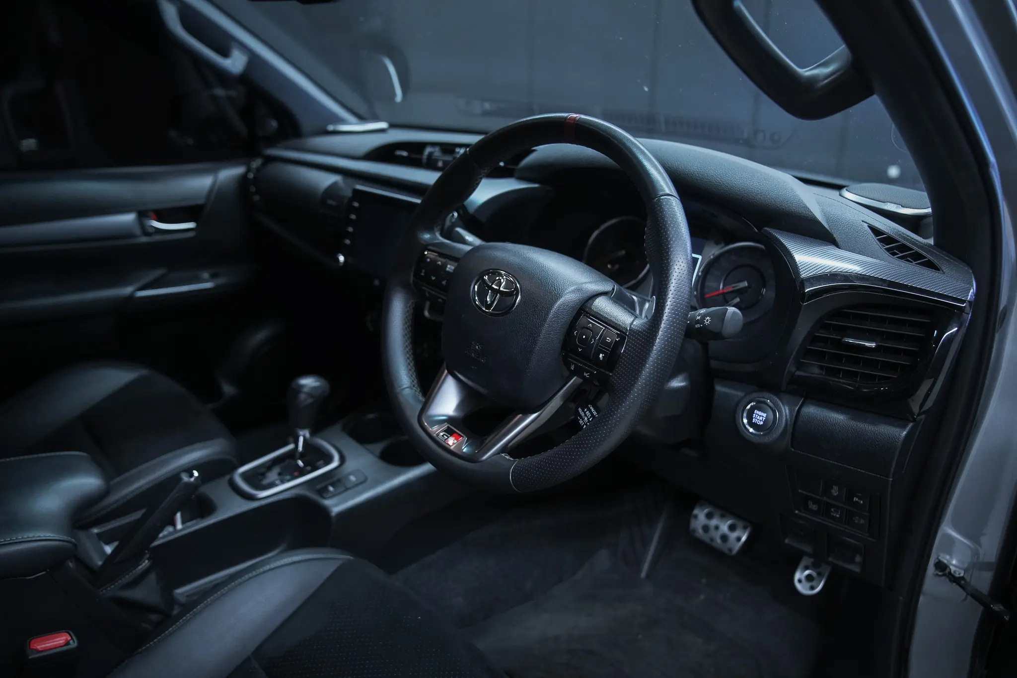 Toyota GR Sport Hilux — photo 9