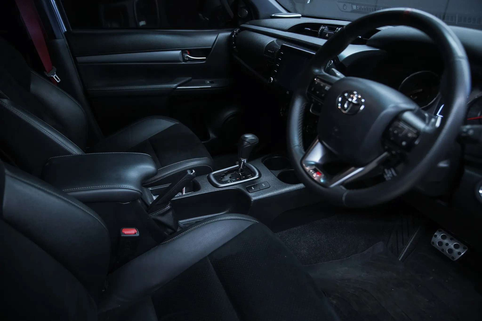 Toyota GR Sport Hilux — photo 10
