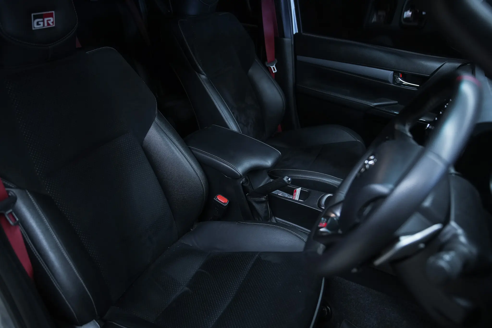 Toyota GR Sport Hilux — photo 11